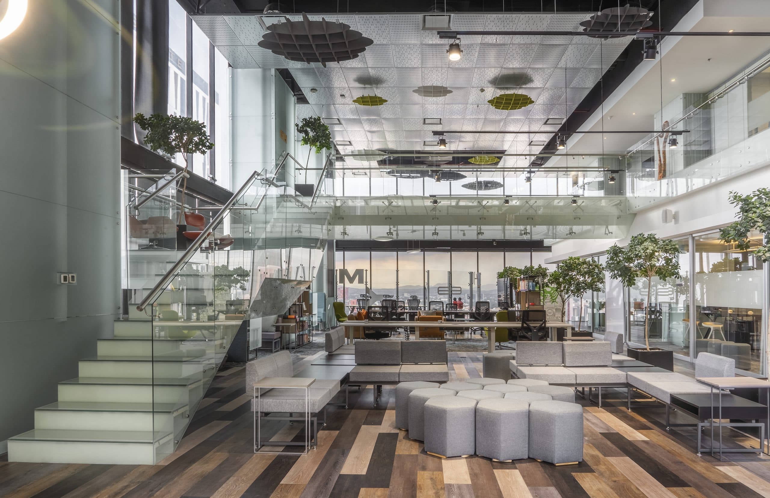 Espacio corporativo a la medida de doble altura en una sede Flexo