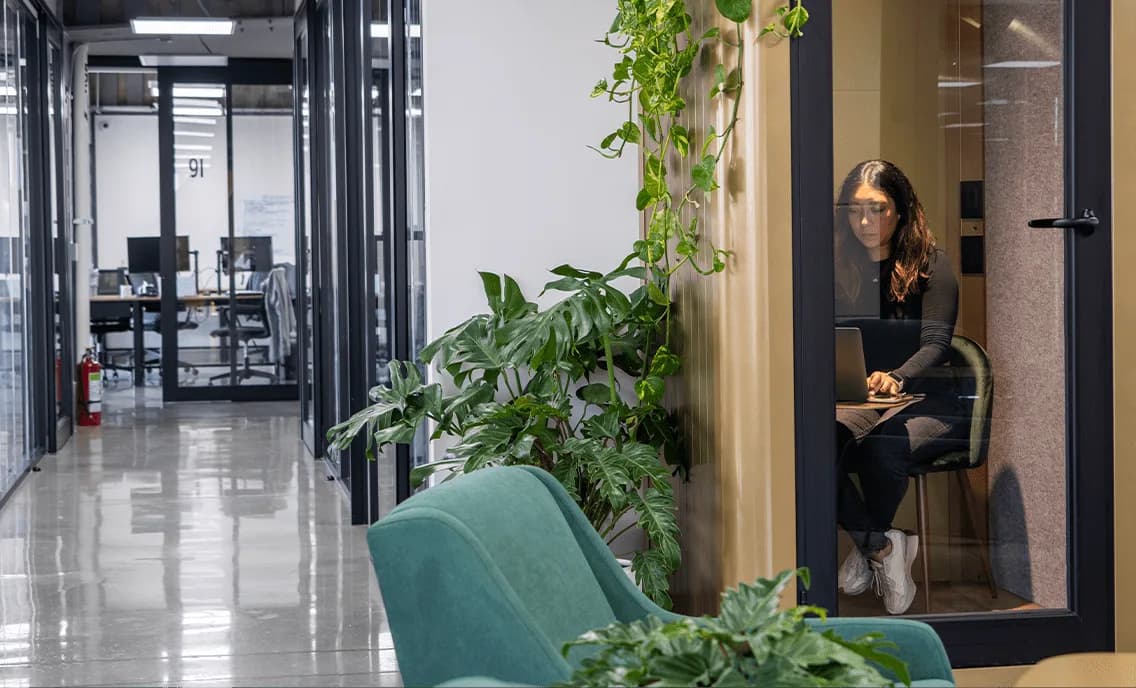 Espacio de coworking de doble altura de Vértiz Studio