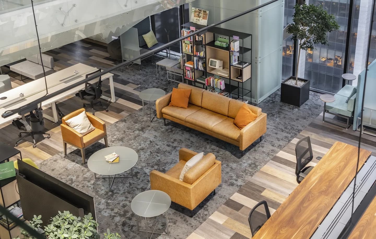 Double-height lounge with leather armchairs and a bookshelf at Flexo Magenta, Reforma