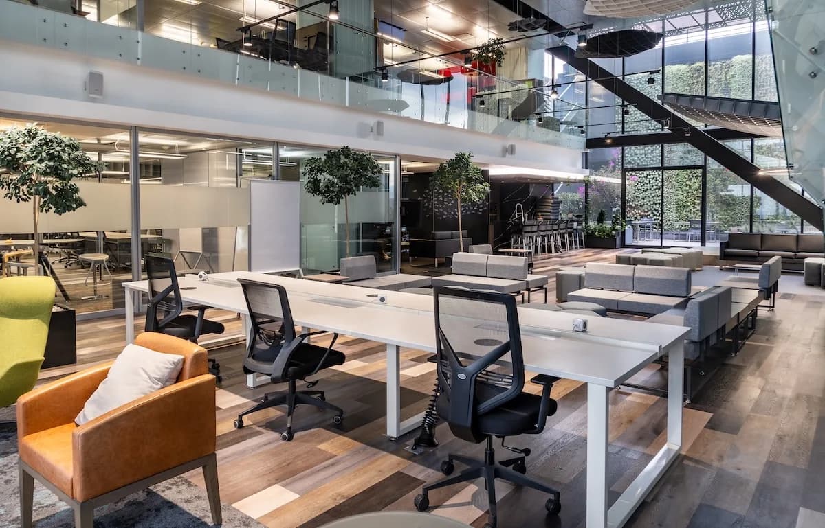 Coworking de doble altura con muro verde en Flexo Reforma Magenta, CDMX