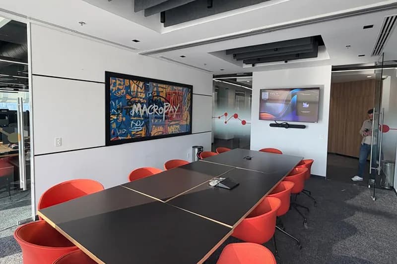 Sala de juntas con sillas rojas y pantalla en Flexo Manacar, CDMX