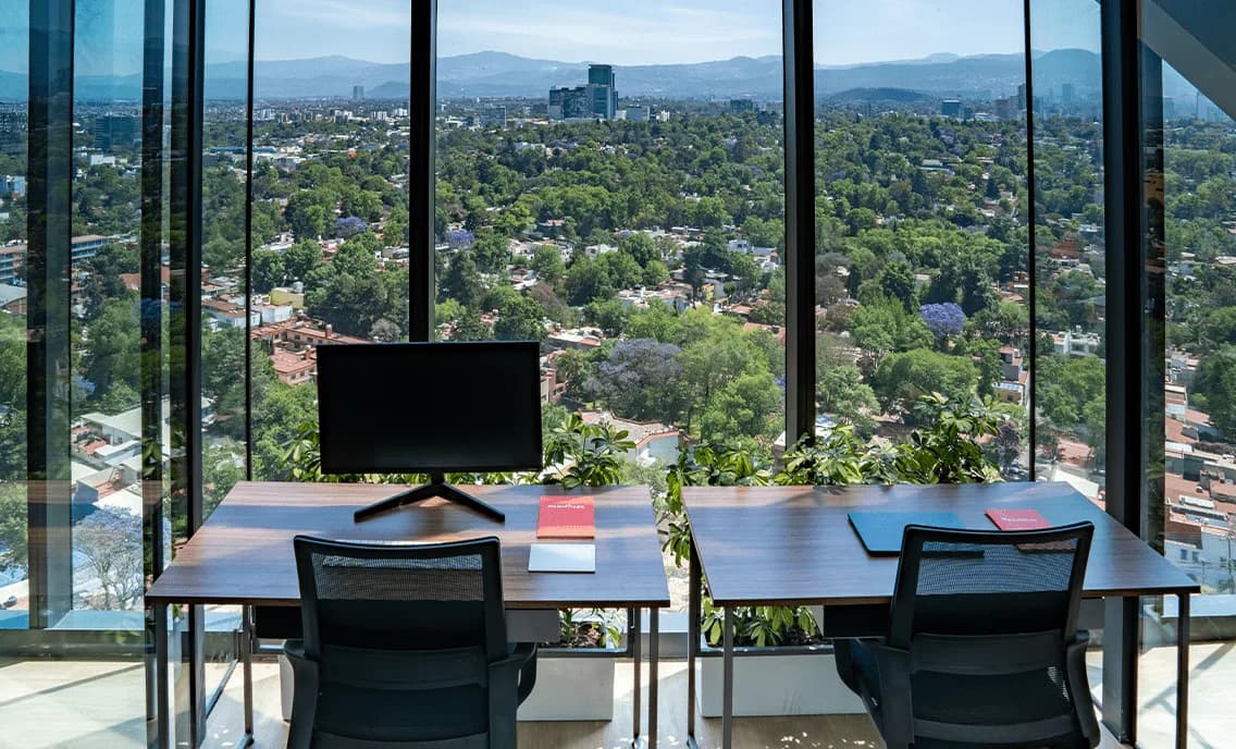 Cabina de trabajo y áreas verdes en Flexo San Ángel, CDMX