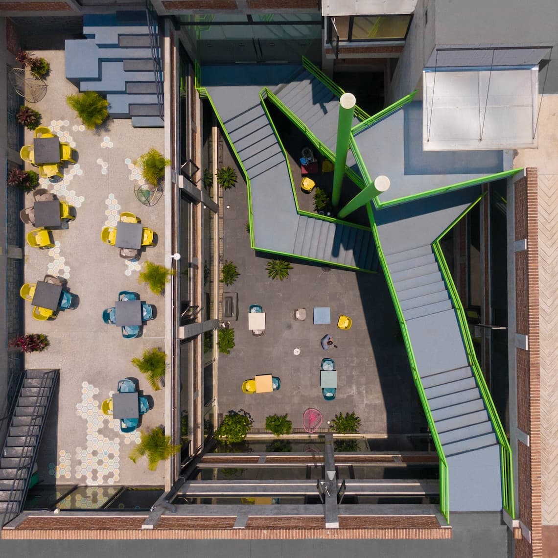 Terraza y áreas comunes para eventos privados en una sede Flexo