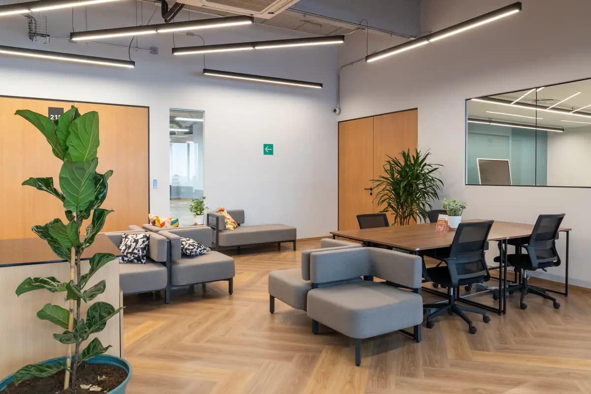 Sala de capacitación con mesa de trabajo en Flexo Del Valle
