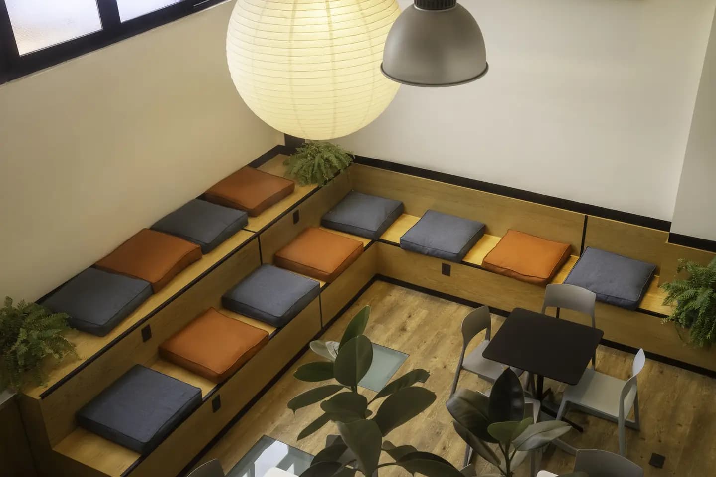 Barra y terraza con vista a los árboles para eventos en una sede Flexo