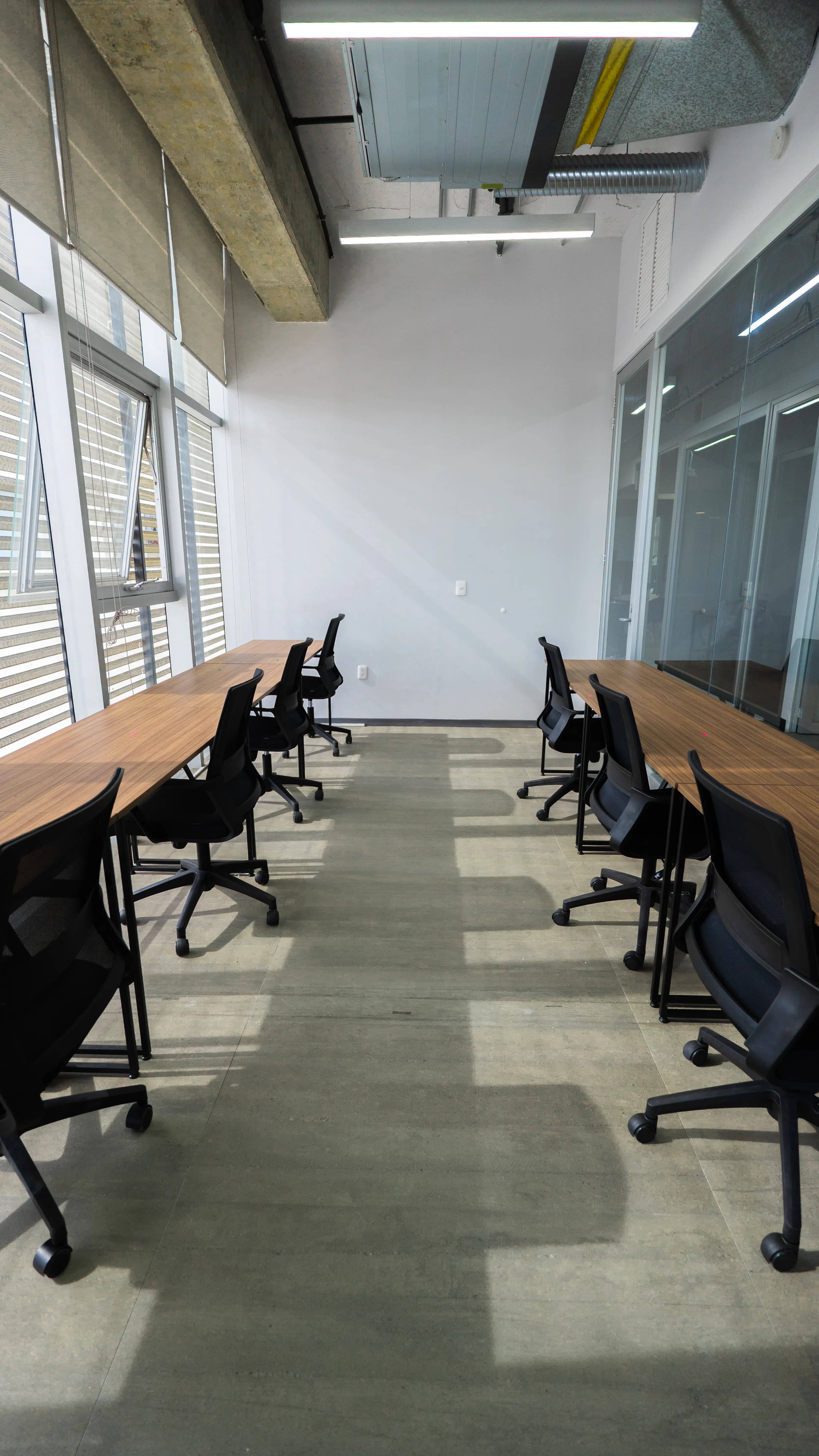 Oficinas privadas y área lounge en una sede Flexo