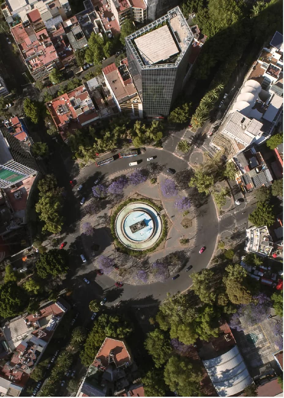 Área común luminosa junto a los ventanales en Flexo Cibeles