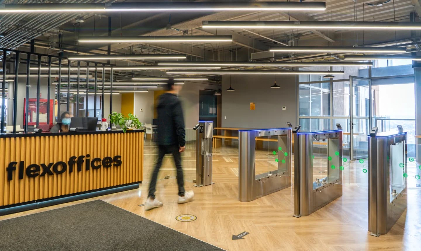 Área lounge con sillones y oficinas privadas en Flexo Juárez
