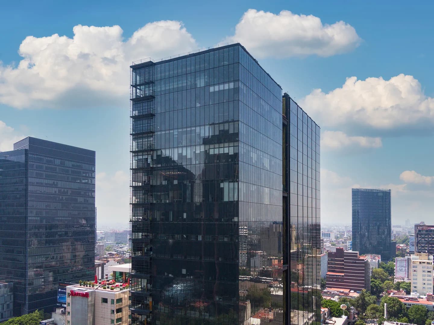 Interior con vistas a la ciudad desde Flexo Reforma Magenta