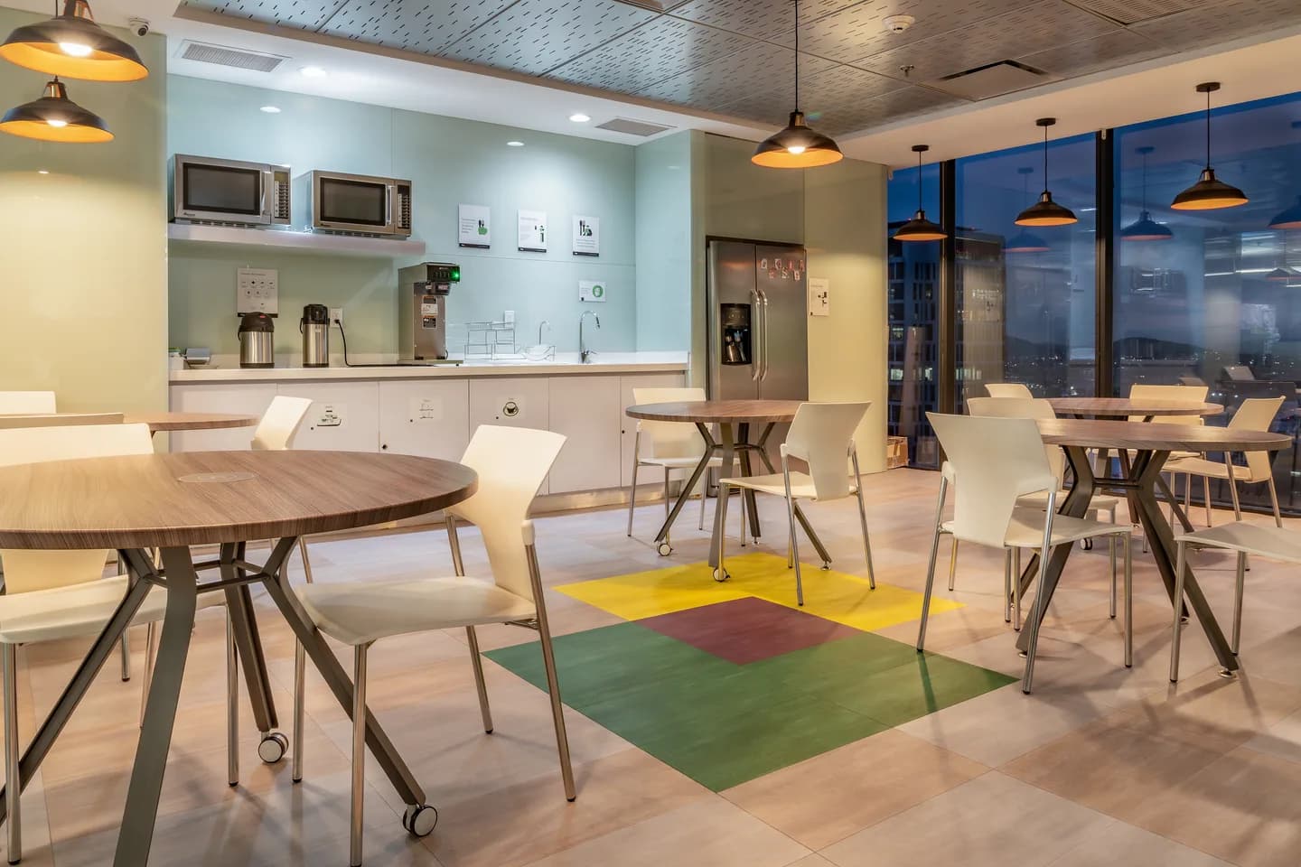 Área lounge y oficinas privadas en Flexo Reforma Magenta