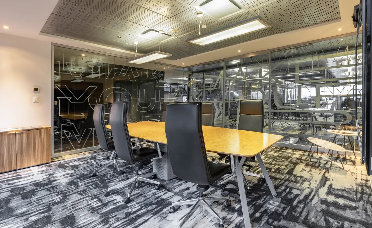 Oficinas privadas y lounge en Flexo Reforma Magenta