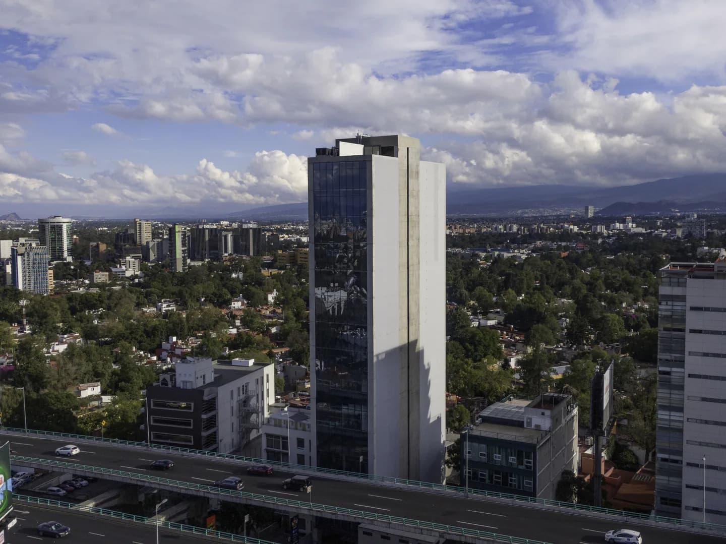 Área lounge y oficinas privadas en Flexo San Ángel