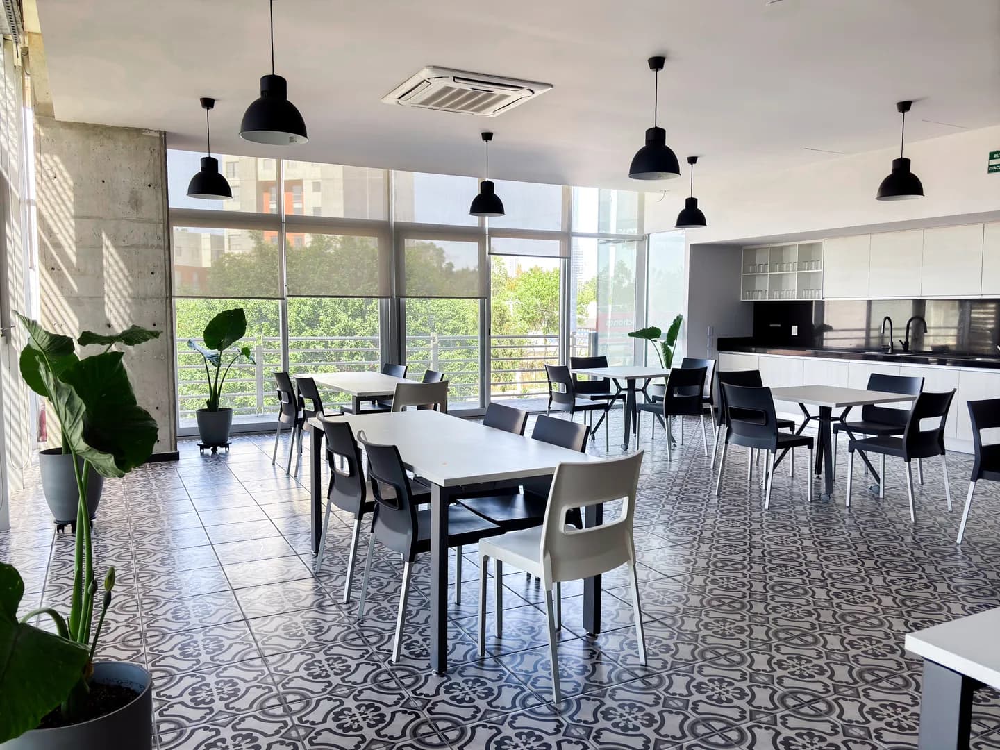 Espacio de trabajo con luz natural en Flexo Zapopan
