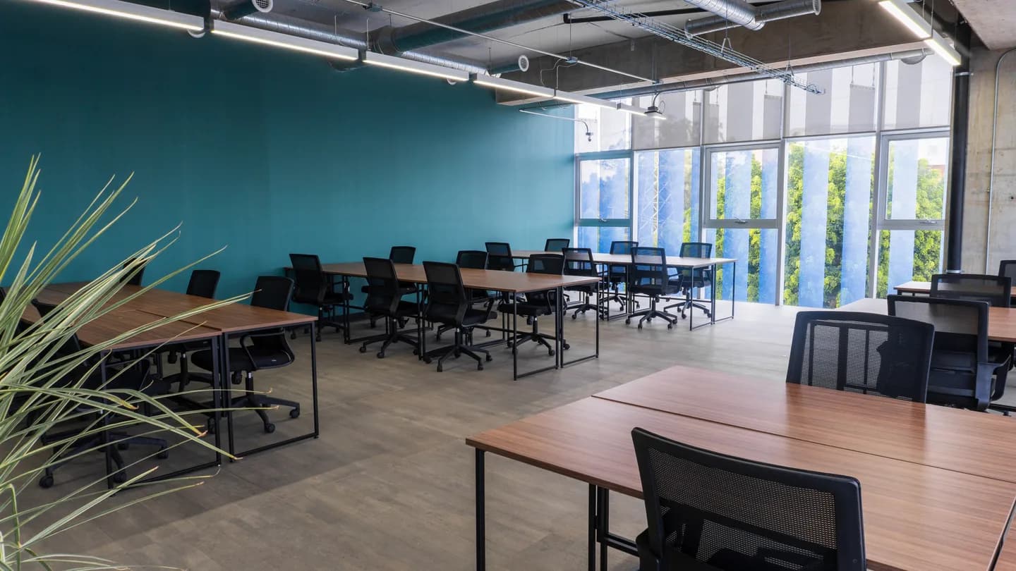 Sala común y mesa de trabajo en Flexo Zapopan